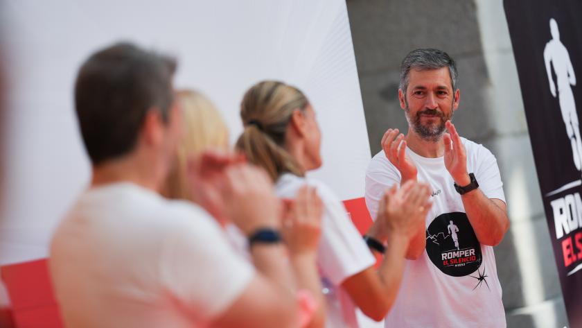 García Martín y de Paco Serrano acompañan a la meta al corredor Jaime Domínguez en la finalización de su reto Romper el Silencio Los consejeros Miguel Ángel García Martín y Mariano de Paco Serrano en la finalización del reto Romper el Silencio