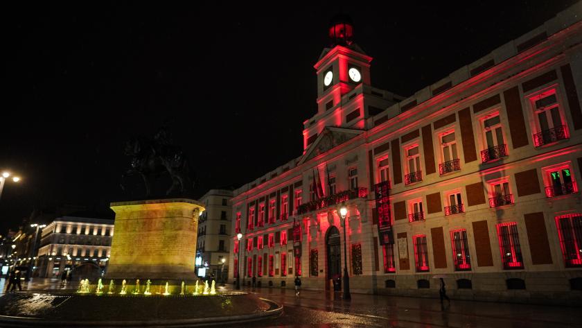 La Real Casa de Correos iluminada de rojo La Real Casa de Correos iluminada de rojo