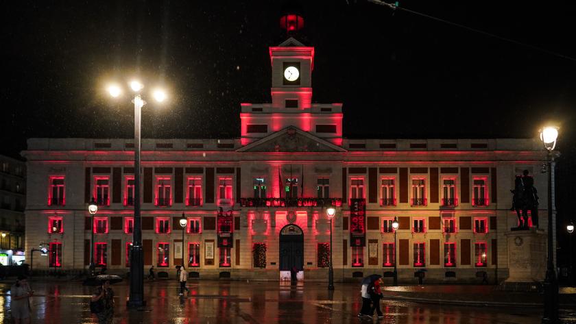 La Real Casa de Correos iluminada de rojo La Real Casa de Correos iluminada de rojo