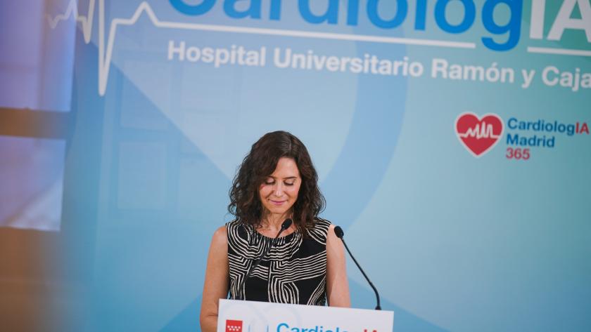 La presidenta Isabel Díaz Ayuso en el Hospital público Ramón y Caja