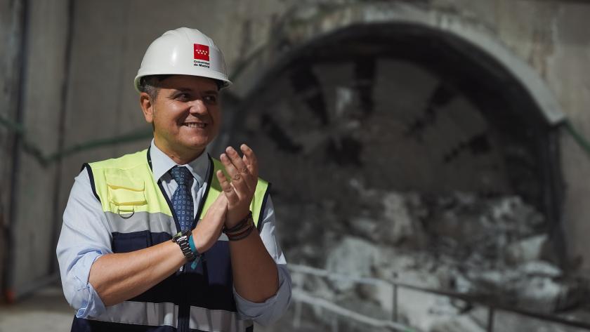 El consejero Jorge Rodrigo durante la unión de los dos frentes de excavación del túnel a la altura de la futura estación Madrid Río