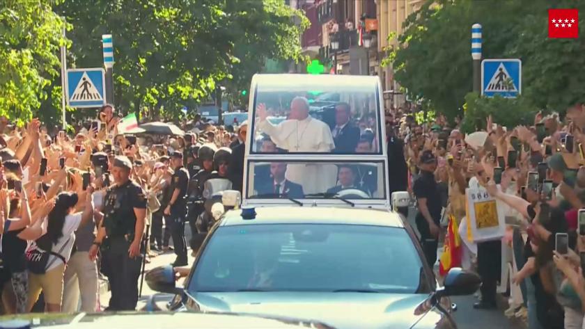 El Papa León X saludando desde el papa móvil