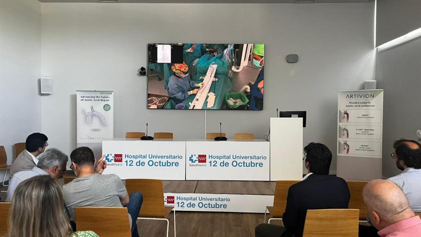 Cirujanos vasculares observan una cirugía online en el Hospital 12 de Octubre