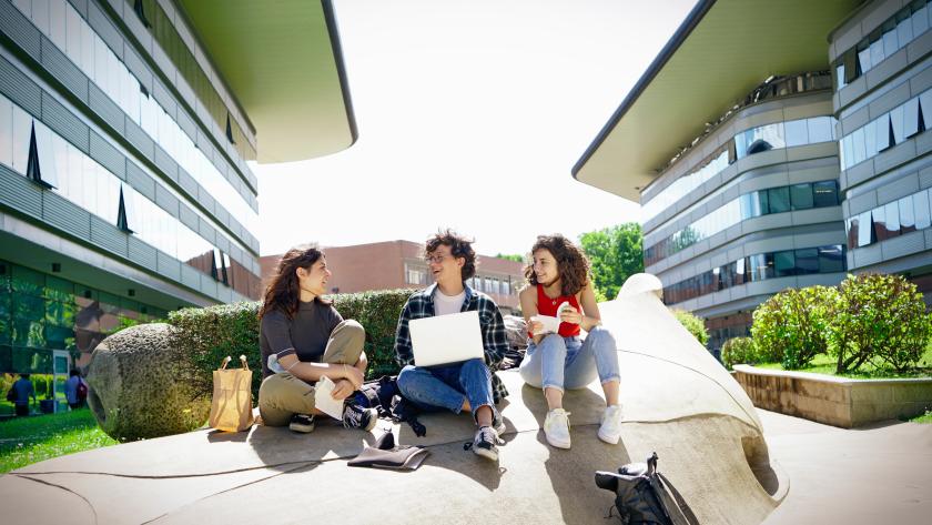 alumnos universitarios con beca Erasmus+