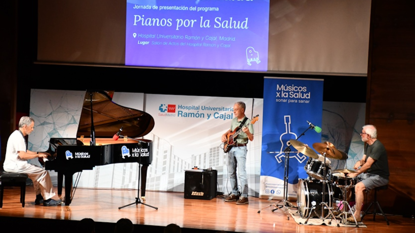 Imagen de actuación musical del evento en el Hospital Universitario Ramón y Cajal