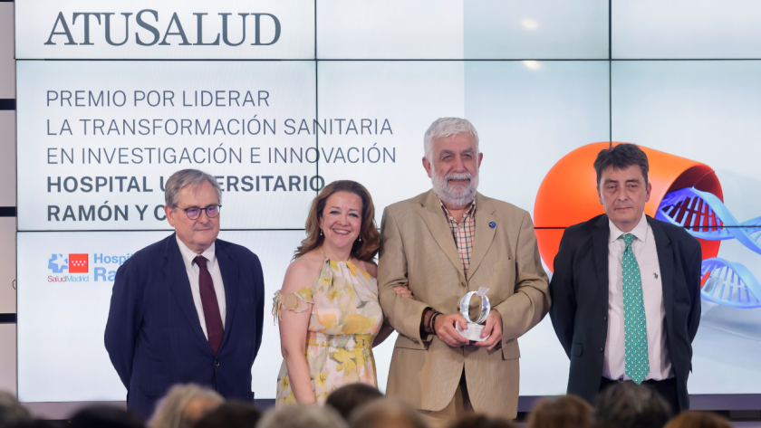 Imagen del director gerente del Hospital Universitario Ramón y Cajal recogiendo el premio