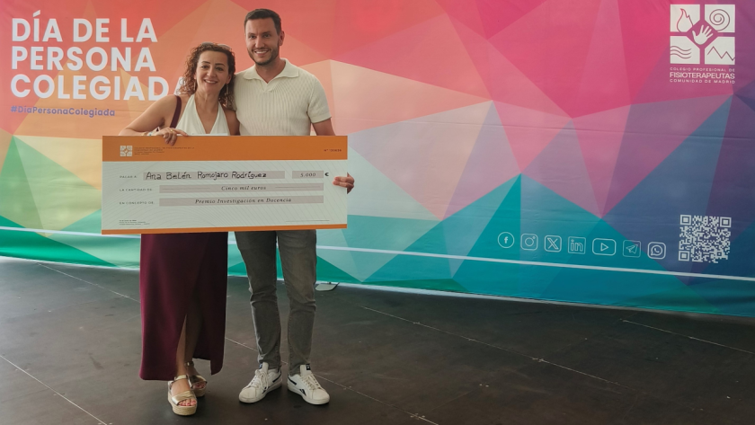 Imagen de profesionales del Hospital Universitario Ramón y Cajal recogiendo el premio