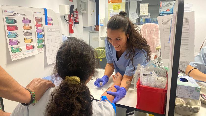 Enfermera sacando sangre a una niña saharaui