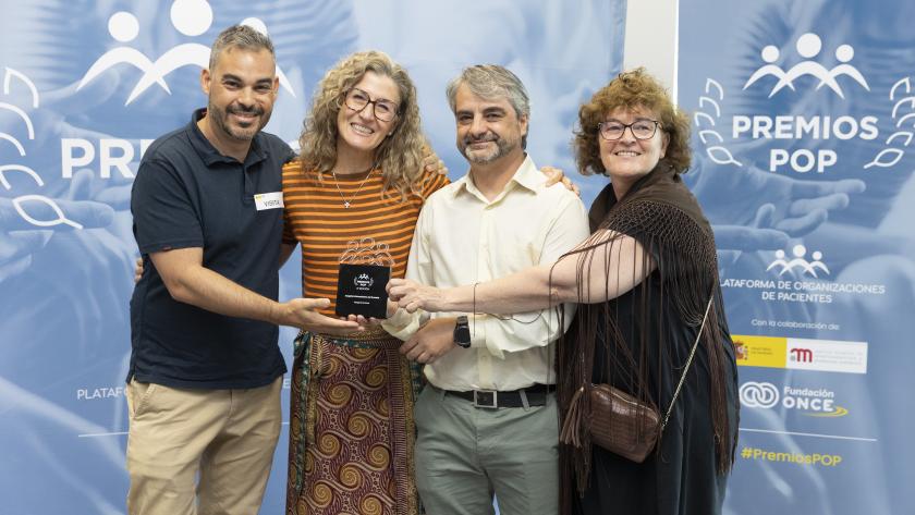 Foto institucional de los galardonados recogiendo el premio