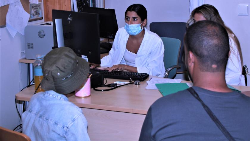 Personal sanitario durante una revisión médica de un menor en acogida