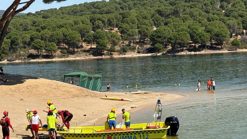 Sanitarios del SUMMA 112 y de Cruz Roja trasladan a la orilla un paciente tras un ahogamiento durante el simulacro Imagen del rescate y atención a un ahogado en la playa de Virgen de la Nueva, durante el ejercicio de simulación