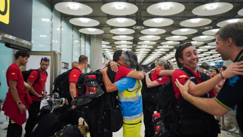 Imagen de la emoción vivida en Barajas a la vuelta del primer contingente de ayuda a Venezuela