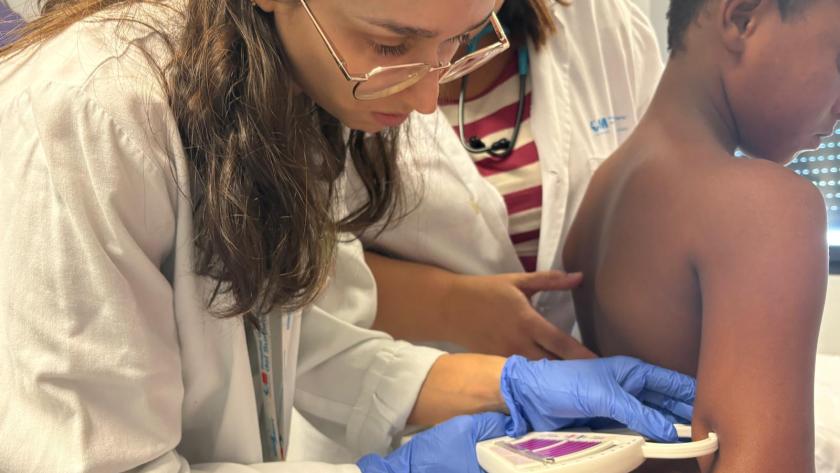 Pediatras haciendo reconocimiento a un niño saharaui