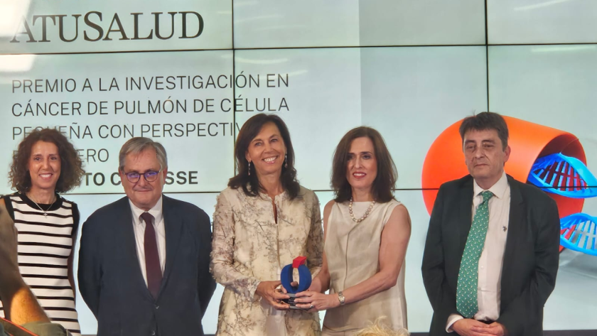 Imagen de la doctora Garrido del Hospital Universitario Ramón y Cajal recogiendo el galardón
