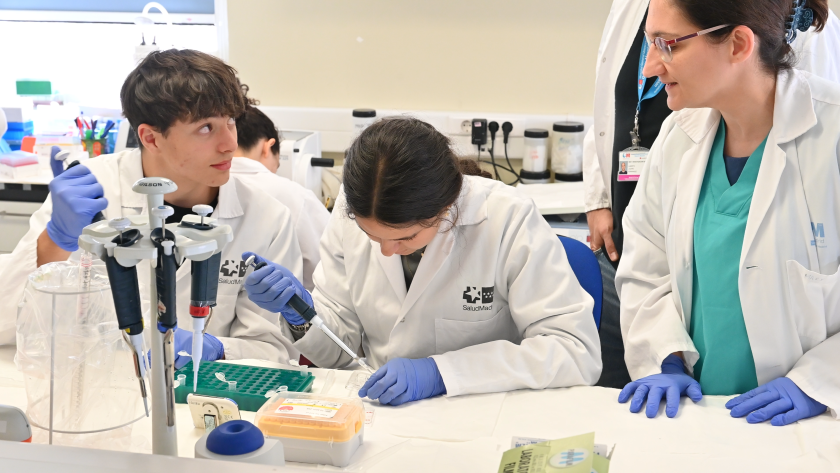 Estudiantes de 4º ESO en el laboratorio de fisiopatología renal Programa 4º ESO + Empresa
