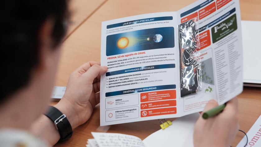 Díptico de la programación y el dispositivo especial por el eclipse solar total 