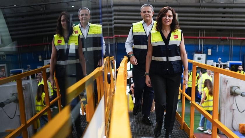 La presidenta Isabel Díaz Ayuso durante la visita para conocer el primer tren automático que prestará servicio en la Línea 6 de Metro en 2027