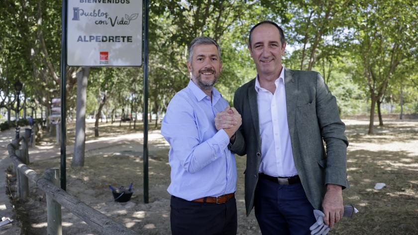 El consejero Miguel Ángel García Martín durante su visita a actuaciones en Alpedrete para mejorar las infraestructuras y los servicios públicos