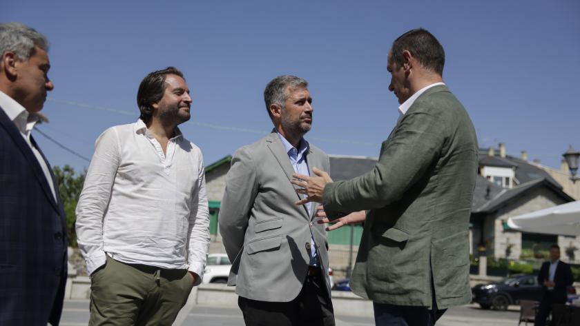 El consejero Miguel Ángel García Martín durante su visita a actuaciones en Alpedrete para mejorar las infraestructuras y los servicios públicos