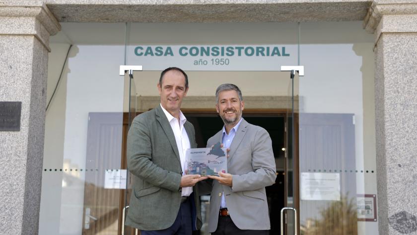 El consejero Miguel Ángel García Martín durante su visita a actuaciones en Alpedrete para mejorar las infraestructuras y los servicios públicos
