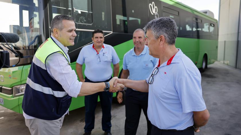 El consejero Jorge Rodrigo durante su visita en Villa del Prado a conductores de autobuses interurbanos