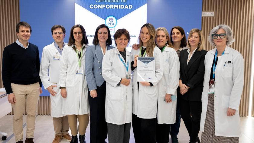 Servicio de Farmacia del Hospital Gregorio Marañón Grupo de profesionales sanitarios posando para una foto con una acreditación