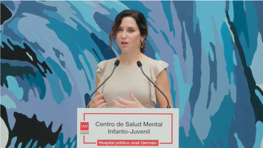 Díaz Ayuso dando un discurso en un atril
