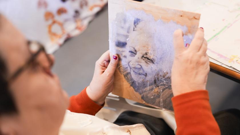 Mujer mira un dibujo Mujer mira un dibujo