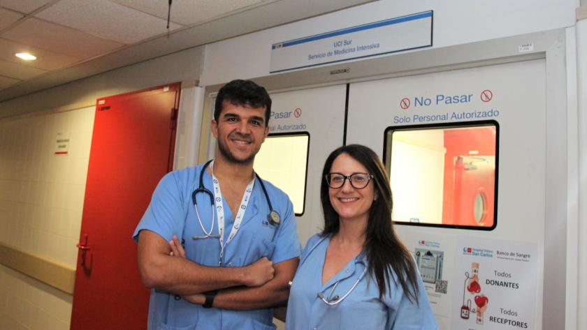 El especialista de Urgencias, Enrique del Toro, y la especialista en Medicina Intensiva, Sara Domingo, ambos del Clínico San Carlos