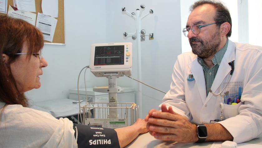 EL DOCTOR JOSÉ ANTONIO GARCÍA DONAIRE CON UNA PACIENTE