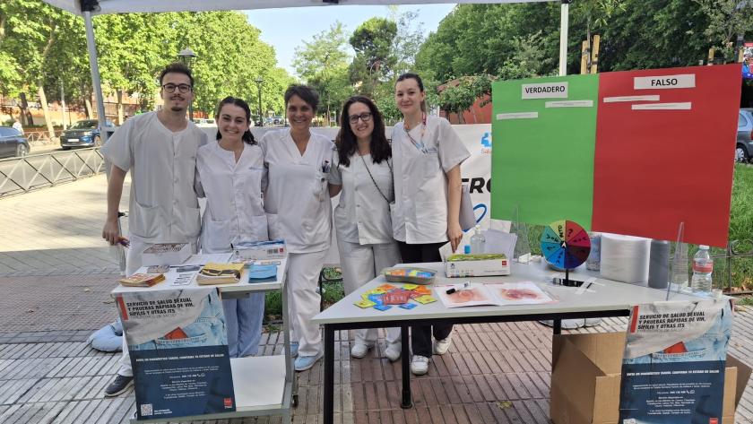 El Centro de Salud Ramón y Cajal acerca la educación en salud sexual a la ciudadanía con una intervención comunitaria en Alcorcón El Centro de Salud Ramón y Cajal acerca la educación en salud sexual a la ciudadanía con una intervención comunitaria en Alcorcón