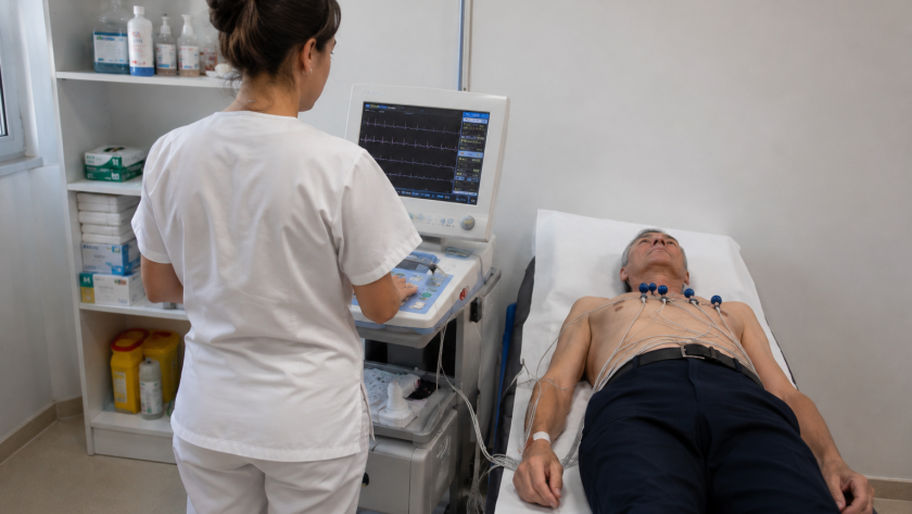 Realización de un electrocardiograma en el Hospital de La Princesa