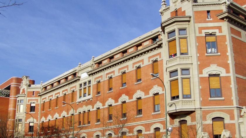 El Hospital desde la calle O'Donell Fachada del Edificio A