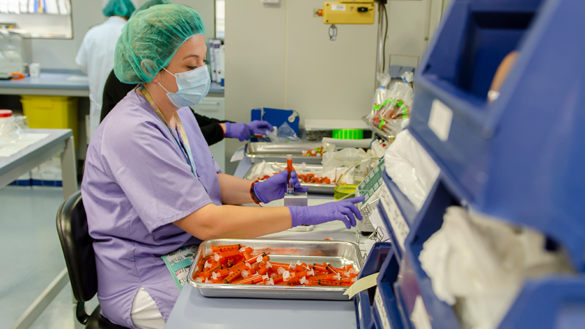 Farmacéutica del Hospital Gregorio Marañón trabajando con fármacos Servicio de Farmacia del Gregorio Marañón