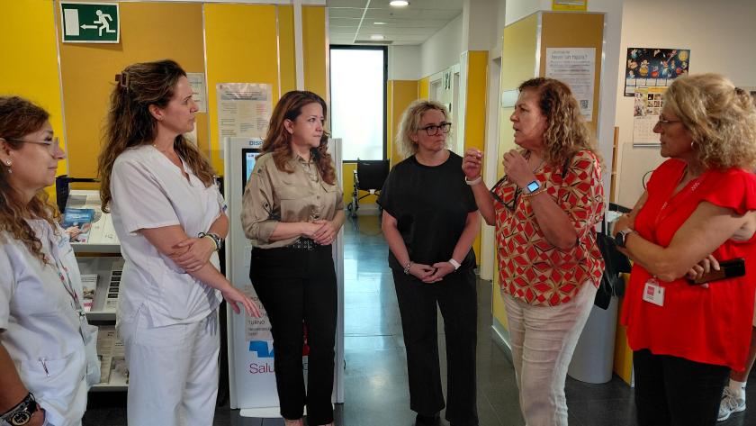 La Comunidad de Madrid reconoce la labor de los profesionales de Atención Primaria durante los incendios en la Sierra Oeste La consejera Matute en el Centro de Salud de Navas del Rey y el Consultorio Local de Chapinería