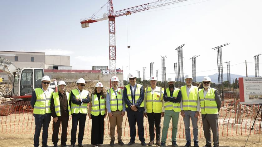 Los consejeros Miguel Ángel García Martín y Fátima Matute durante la visita a las obras del nuevo Hospital de Cuidados y Recuperación Funcional Sierra Norte