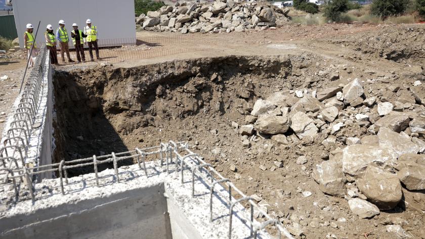 Los consejeros Miguel Ángel García Martín y Fátima Matute durante la visita a las obras del nuevo Hospital de Cuidados y Recuperación Funcional Sierra Norte