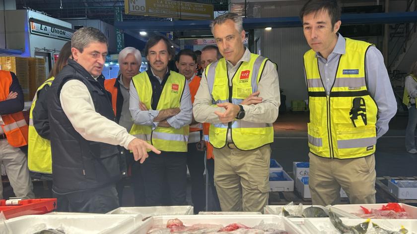 Novillo visita la plataforma de distribución de alimentos frescos Mercamadrid El consejero Carlos Novillo durante la visita a la plataforma de distribución de alimentos frescos Mercamadrid para conocer el trabajo en los puestos de asentadores de pescado adjudicatarios de las ayudas de los Innobonos 2026