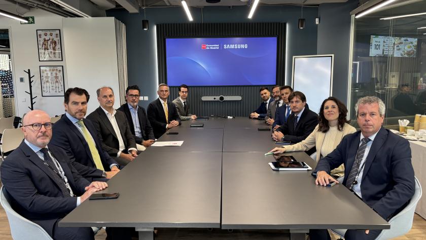 El consejero Miguel López-Valverde durante su reunión para avanzar en la estrategia de modernización de los servicios públicos