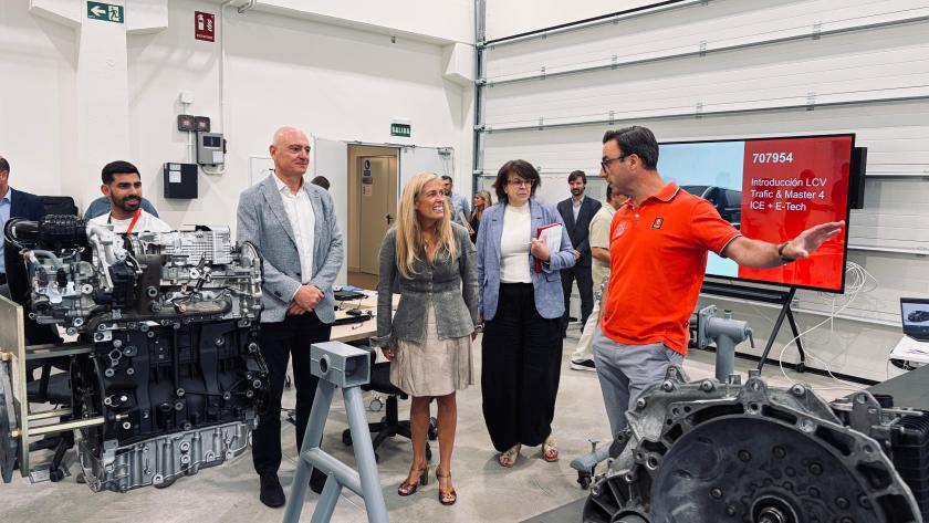 Albert visita las nuevas instalaciones de Renault Trucks La consejera Rocío Albert durante la visita para conocer de primera mano las inversiones de la multinacional francesa en la región