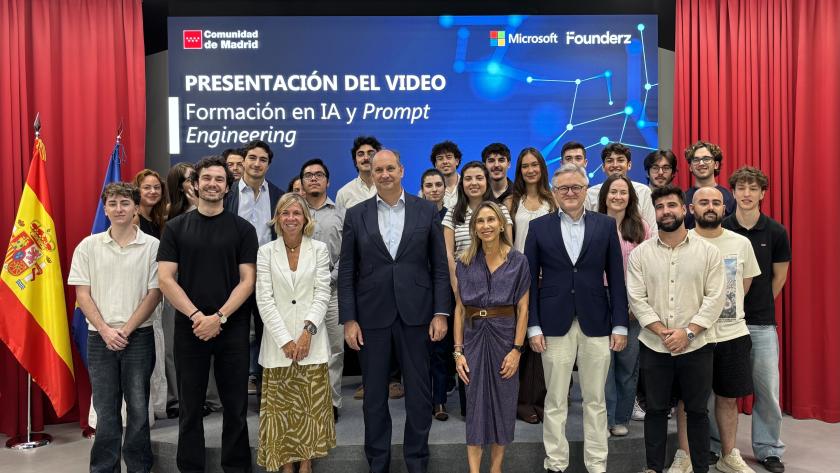 López-Valverde presenta una campaña para incentivar a que los jóvenes se formen durante los meses de verano en el uso de la Inteligencia Artificial El consejero Miguel López-Valverde durante la presentación de la campaña para incentivar a que los jóvenes se formen durante los meses de verano en el uso de la Inteligencia Artificial