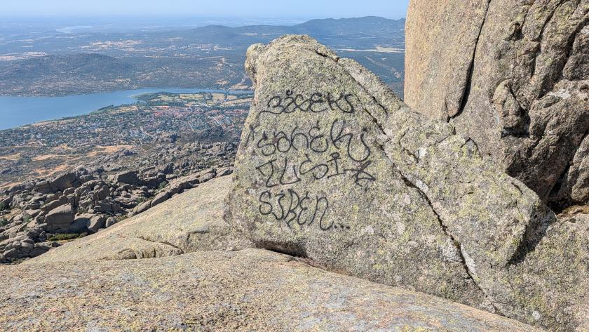 La Comunidad de Madrid inicia una campaña de limpieza de pintadas en el área natural protegida de La Pedriza Limpieza de pintadas en el área natural protegida de La Pedriza