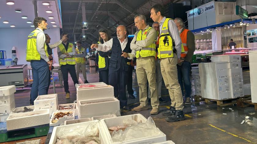 Novillo visita la plataforma de distribución de alimentos frescos Mercamadrid El consejero Carlos Novillo durante la visita a la plataforma de distribución de alimentos frescos Mercamadrid para conocer el trabajo en los puestos de asentadores de pescado adjudicatarios de las ayudas de los Innobonos 2026