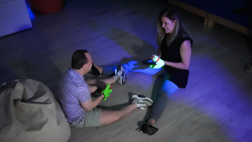 Dávila visita una de las nuevas salas Snoezelen La consejera Ana Dávila durante su visita a una de las nuevas salas de estimulación sensorial y cognitiva para personas con discapacidad y mayores en situación de dependencia instaladas en 13 centros públicos
