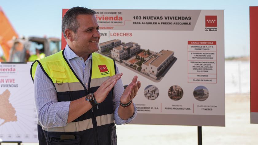 Rodrigo asiste al inicio de las obras de 103 viviendas que se van a construir en Loeches pertenecientes al Plan Vive Solución Joven El consejero Jorge Rodrigo durante la visita a las obras del Plan Vive Solución Joven en Loeches