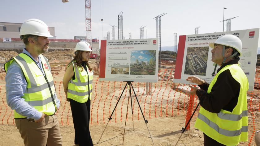 Los consejeros Miguel Ángel García Martín y Fátima Matute durante la visita a las obras del nuevo Hospital de Cuidados y Recuperación Funcional Sierra Norte