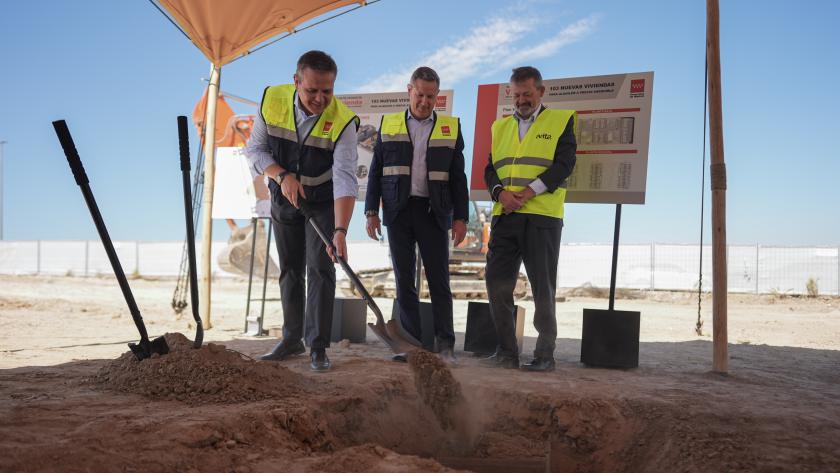 Rodrigo asiste al inicio de las obras de 103 viviendas que se van a construir en Loeches pertenecientes al Plan Vive Solución Joven El consejero Jorge Rodrigo durante la visita a las obras del Plan Vive Solución Joven en Loeches