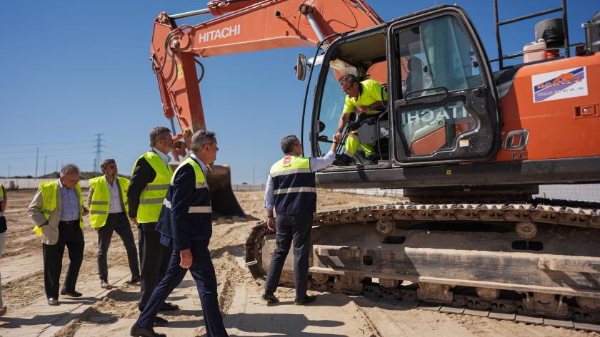 Rodrigo asiste al inicio de las obras de 103 viviendas que se van a construir en Loeches pertenecientes al Plan Vive Solución Joven El consejero Jorge Rodrigo durante la visita a las obras del Plan Vive Solución Joven en Loeches