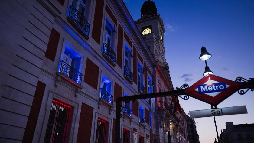 Iluminación de la fachada de la Real Casa de Correos con los colores de la bandera de EEUU para conmemorar el 4 de julio Iluminación de la fachada de la Real Casa de Correos con los colores de la bandera de EEUU para conmemorar el 4 de julio