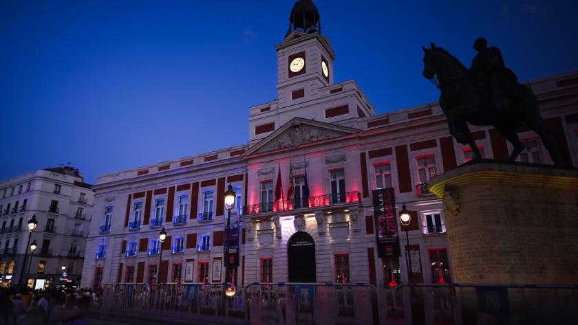 Iluminación de la fachada de la Real Casa de Correos con los colores de la bandera de EEUU para conmemorar el 4 de julio Iluminación de la fachada de la Real Casa de Correos con los colores de la bandera de EEUU para conmemorar el 4 de julio